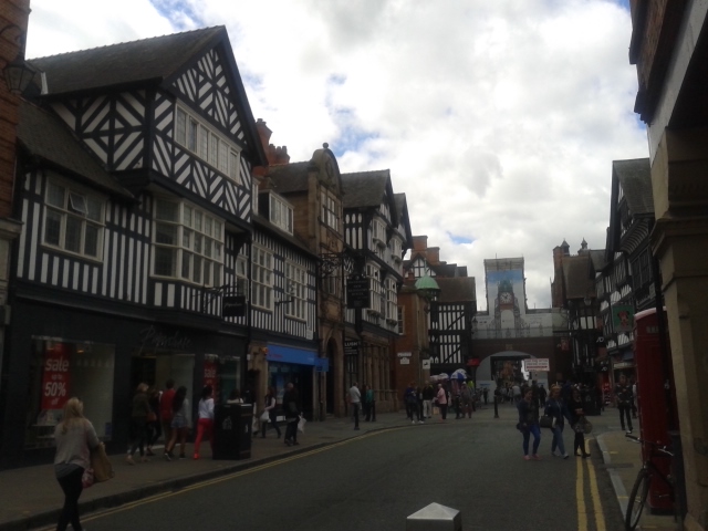 Eastgate st., rua de pedestre cercada por prédios de aqruitetura românica