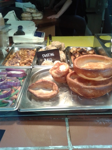 Na hora a fome era tanta que nem tirei foto do meu Yorkshire Pudding. Mas fui atrás e consegui fotografar um para vocês terem uma ideia de como é.