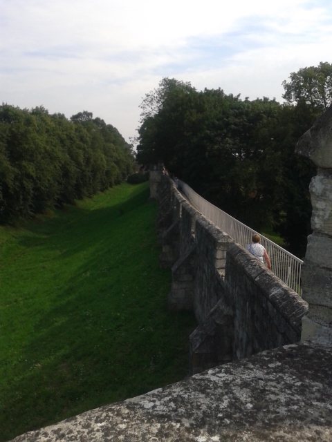 Passeio pelas muralhas romanas