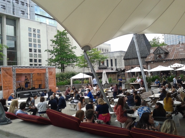 Galera curtindo o sonzaço da artista de rua e algumas pints na Crown Square