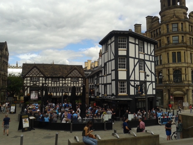 Pubs da Exchange Square cheios de 