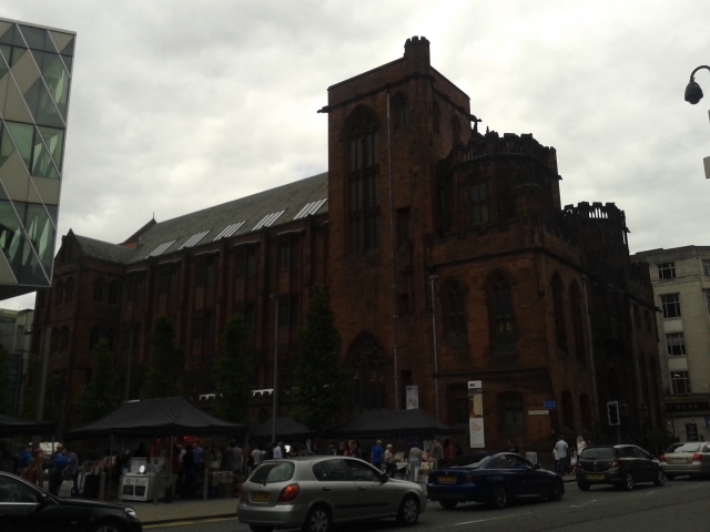 Biblioteca John Rylands por fora e mercado de rua da 