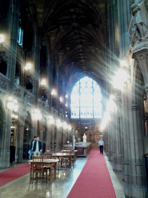 Biblioteca John Rylands por dentro - parece uma Igreja Gótica. Muito linda!
