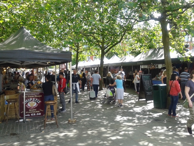 Comidas de diversos países no mercado de rua de Piccadilly Gardens