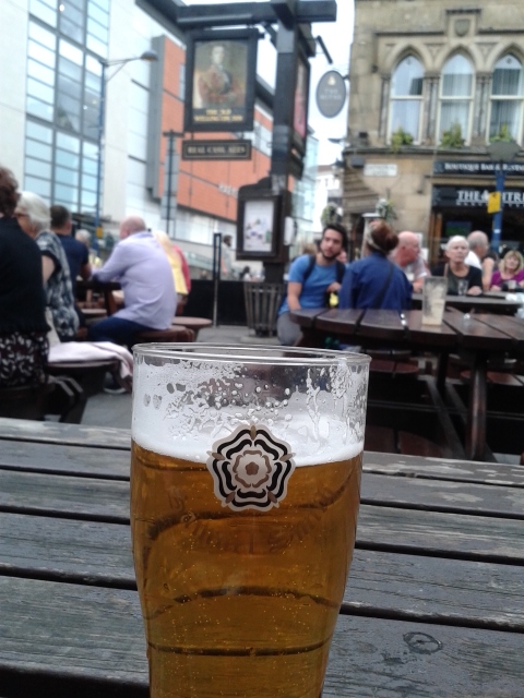 Tradicional pint de fim de passeio no Wellington Inn - pub na Exchange Square