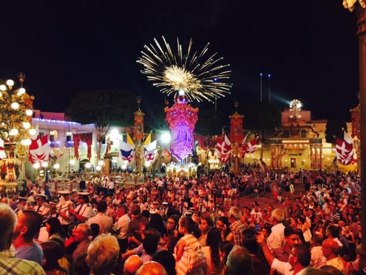 Espetáculo de fogos de artifícios na festa da padroeira na Ilha de Gozo