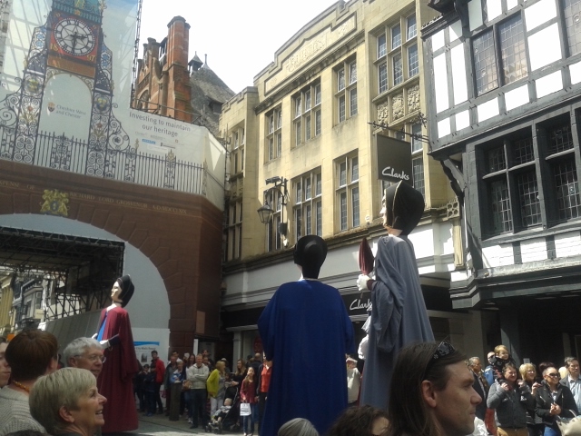 Bonecos desfile chester