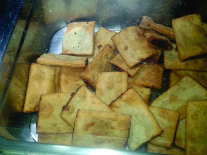 Imqaret -- semelhante a um pastel frito recheado com tâmara