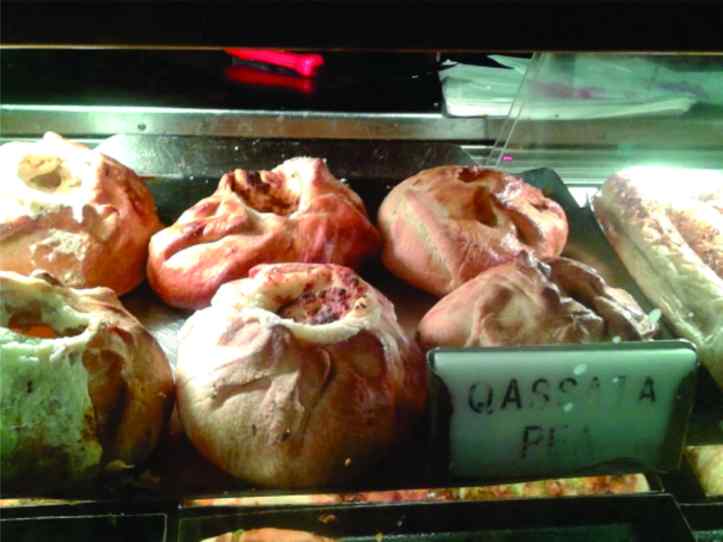 Qassata - torta recheada com queijo ricota ou ervilhas