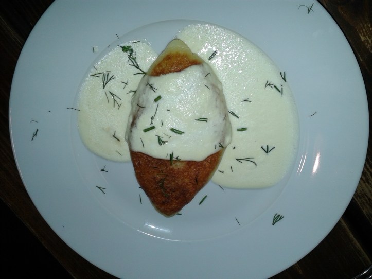 "Panqueca" de batata recheada com carne de porco e molho de queijo