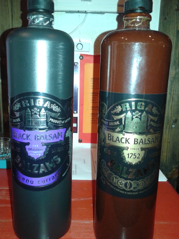 Bebida típica da Letônia, Black Balsam, servida como bebida de boas vindas aos hóspedes do Naughty Squirrel