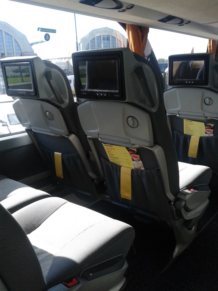 Interior com TVs individuais com sistema de entretenimento