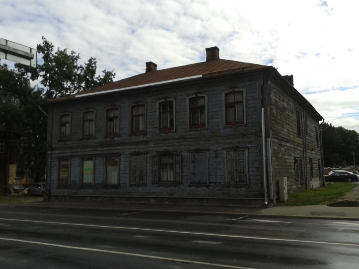 Uma das várias casas de madeira do subúrbio de Riga, local habitado, predominantemente, pelo proletariado