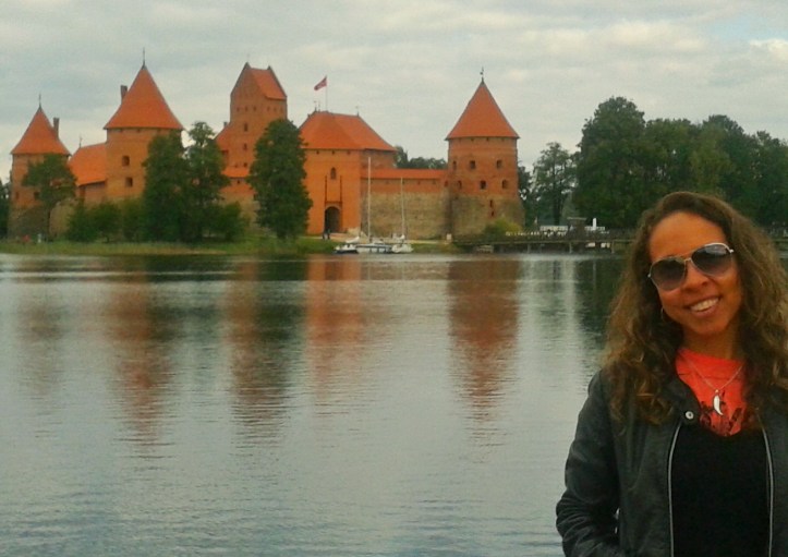 Castelo_de_Trakai_ao_fundo-01[1]