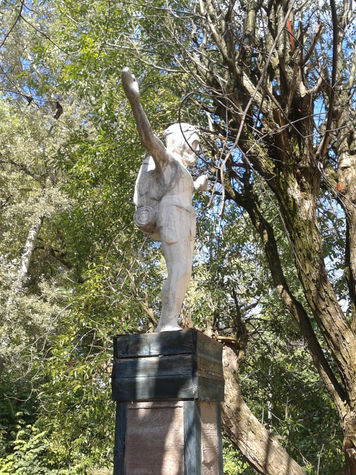 Em Uzupio encontrei a melhor escultura da viagem: o Cristo Mochileiro!