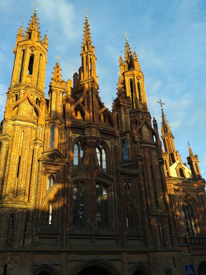 Fachada da Igreja St. Anna, um belo exemplar Gótico