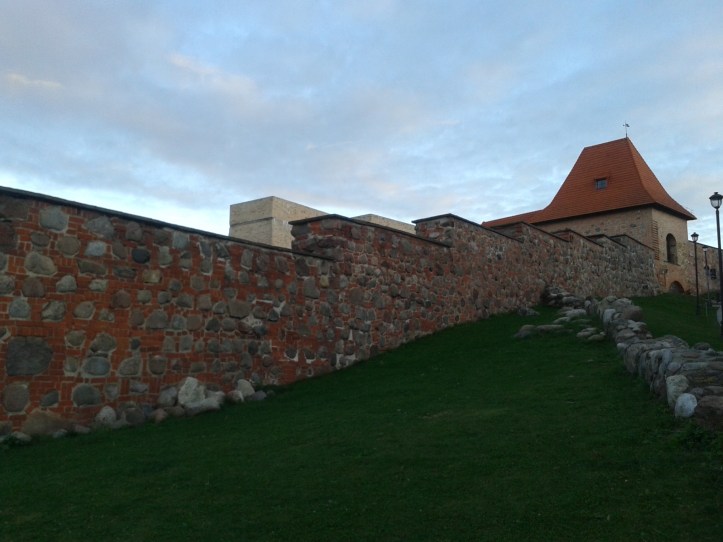 O que restou da antiga muralha que cercava a Vilnius medieval
