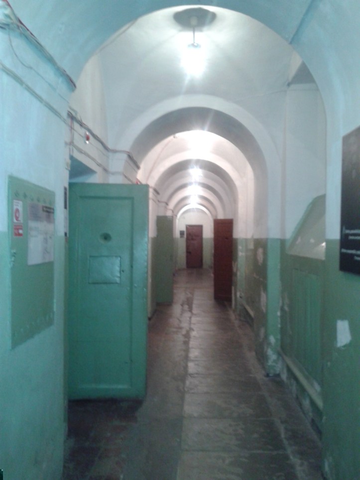 Um dos corredores do Museu da KGB com as antigas celas de prisioneiros