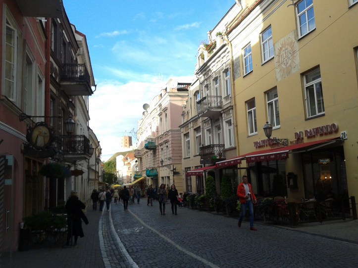 Rua Pilies com seus restaurantes e cafés