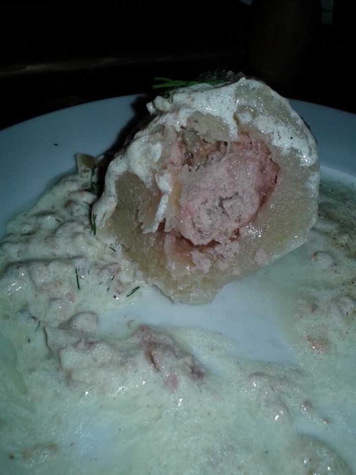 Zepelin de carne - bolo de batata cozida recheada com carne de porco