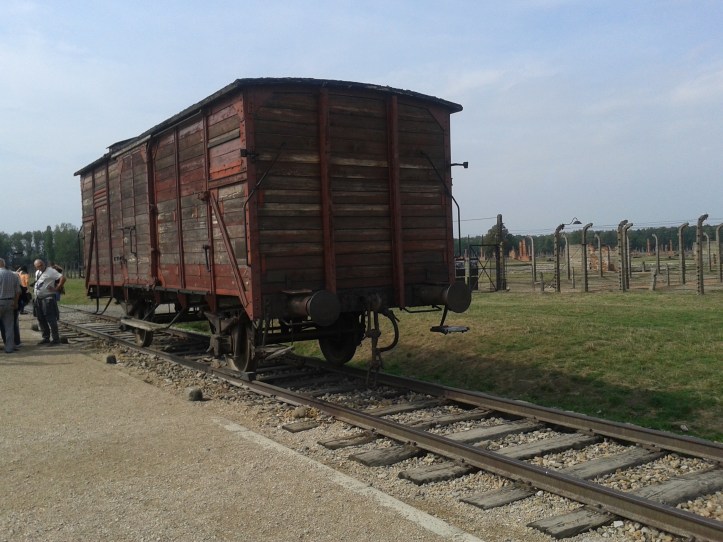 Antigo vagão dentro do qual chegavam judeus, ciganos, prisioneiros de guerra, entre outros desafortunados, para o campo de concentração de Birkenau, muitos deles indo direto para as câmaras de gás