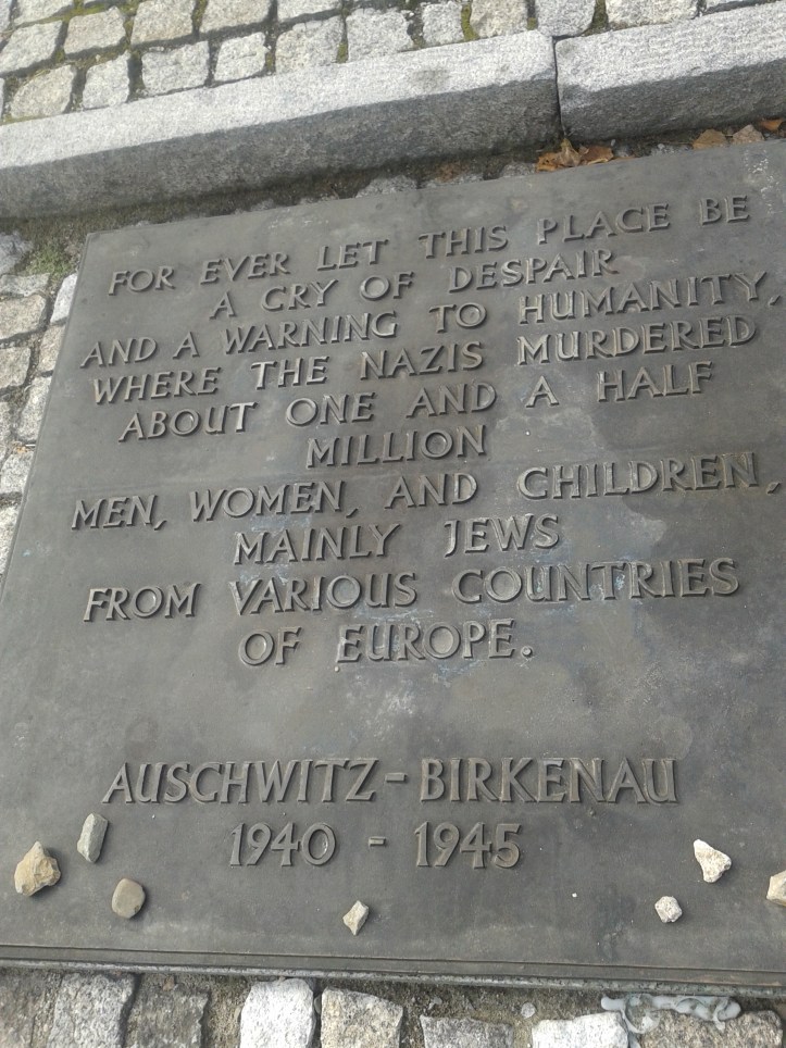 Homenagem aos mortos nos campos de concentração