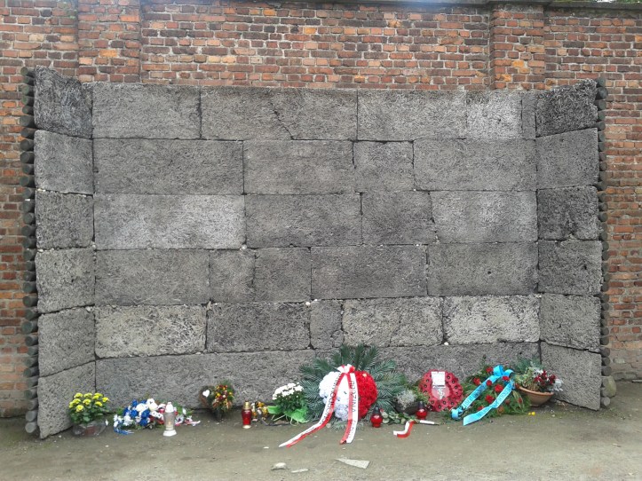 Muro onde os prisioneiros de Auschiwitz eram executados cruelmente