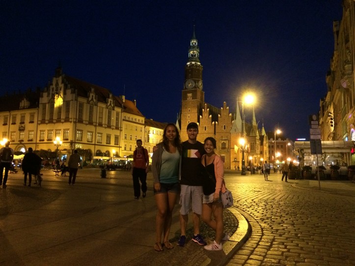Carina, Mauro e eu na praça central (Rynek)