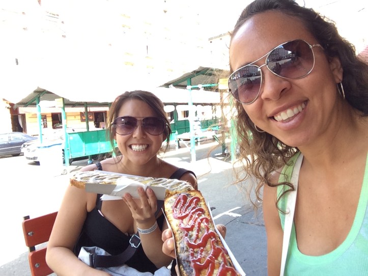 Degustando o delicioso Zapiekanki, tradicional baguete polonês