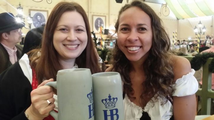 Andrea e eu com a canequinha de louça!