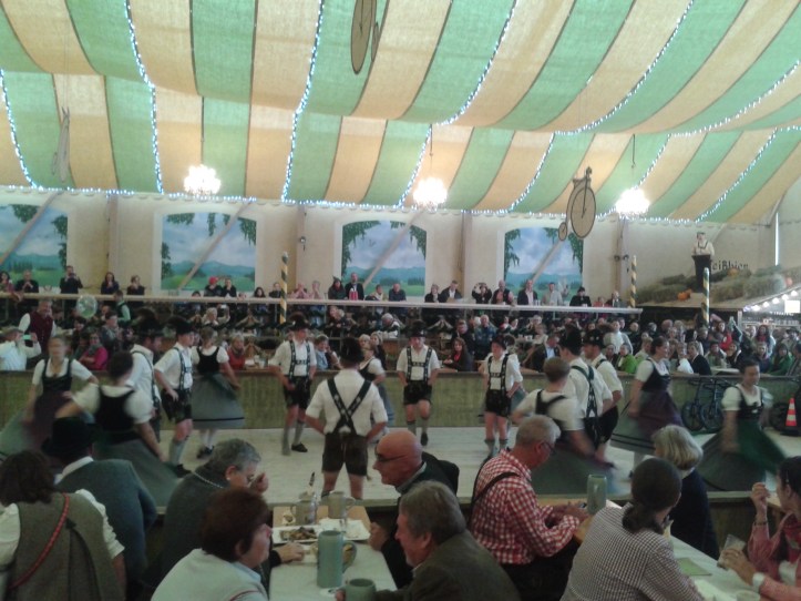 Apresentação de dança típica alemã