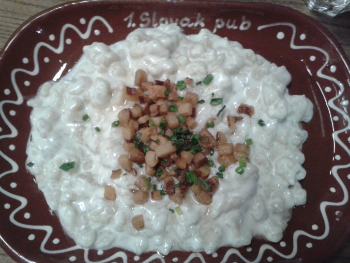 Bryndzove halusky - dumplings recheados com queijo de cabra