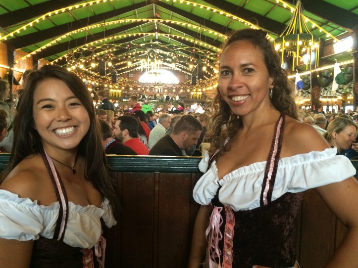 Carina e eu na tenda da Augustiner