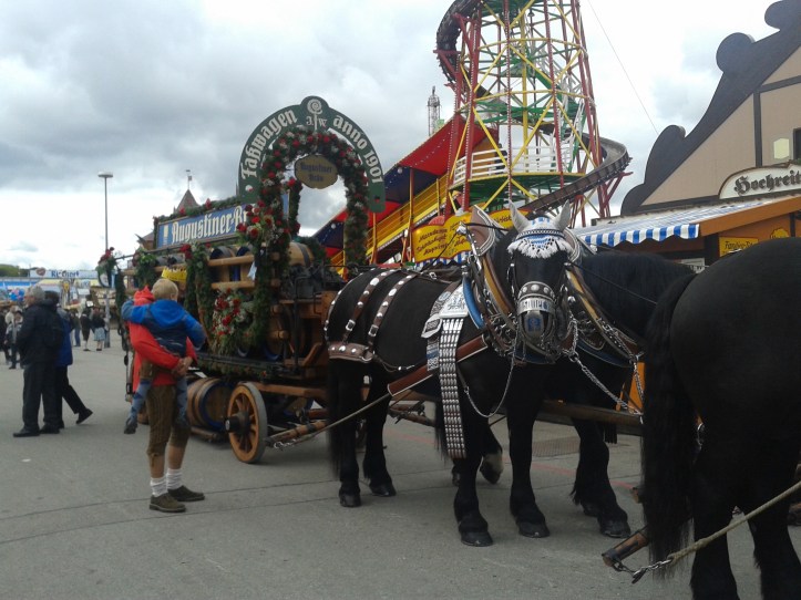 Carruagem com cervejas puxada por lindos cavalos