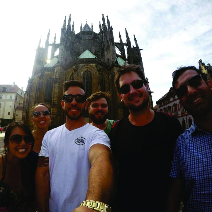 Galera reunida com a Catedral ao fundo
