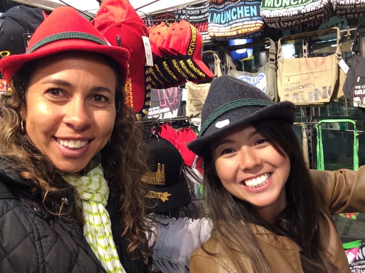 Chapéuzinhos alemães nas barraquinhas de souvenirs da estação de trem. Entrando no clima!