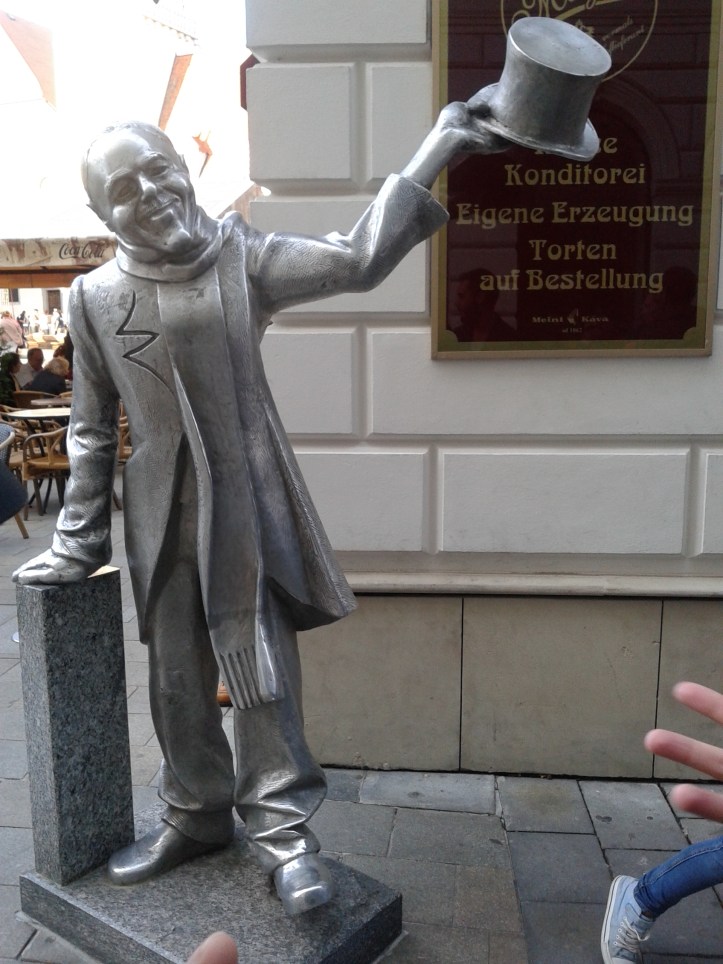 Escultura do Ignaz, tirando o chapéu para as mulheres