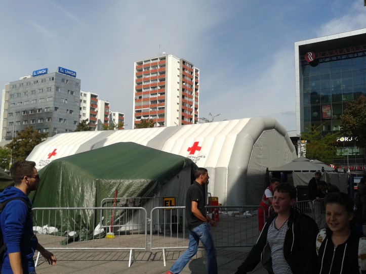 Estrutura montada pelo exército na estação de trem para dar assistência aos refugiados