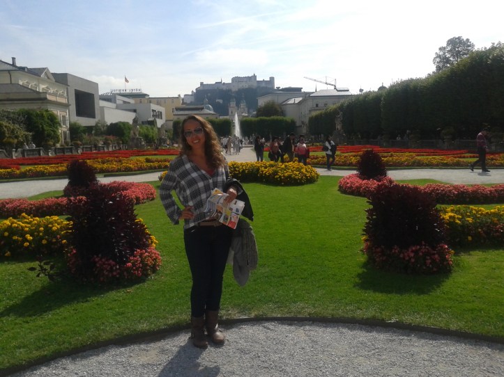 Eu pousando nos Jardins de Mirabell