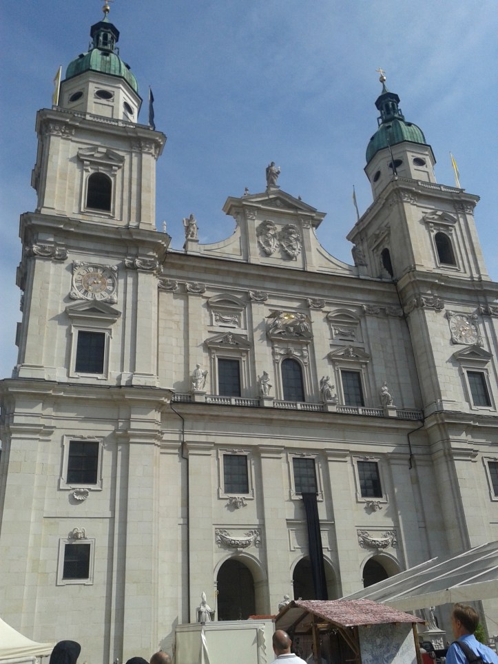 Fachada principal da Igreja Domo