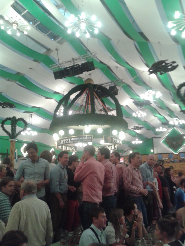 Galera na tenda da Löwenbrau em cima da mesa para o brinde