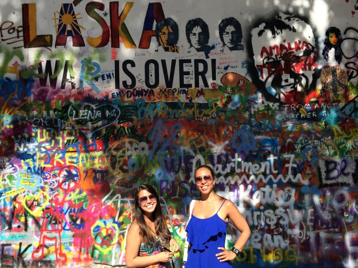 Carina e eu no John Lenon wall após deixarmos nossa marquinha