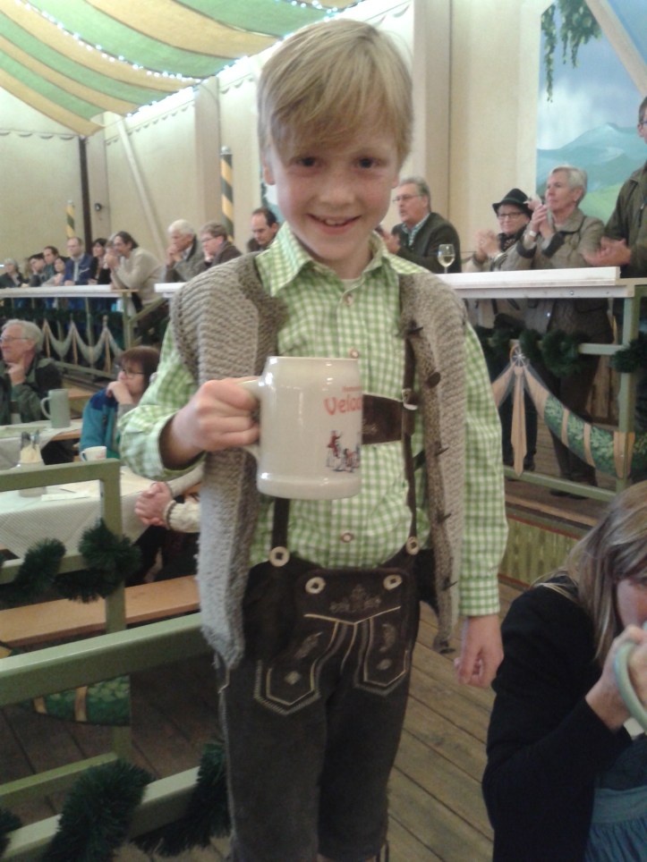 O fofo do Julian em seu lederhosen!