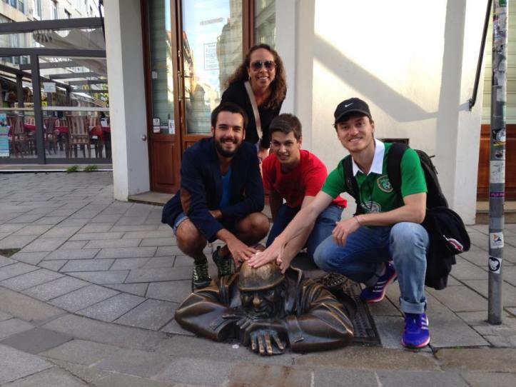 Com os meninos junto à escultura do homem trabalhando