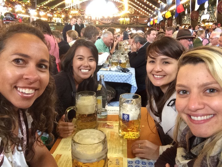 Primeira cervejinha na tenda da Augustiner