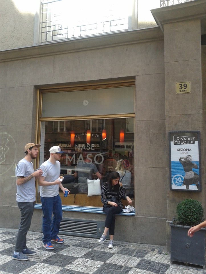 Fachada do açougue e restaurante Naso Maso, com direito a banquinho na rua