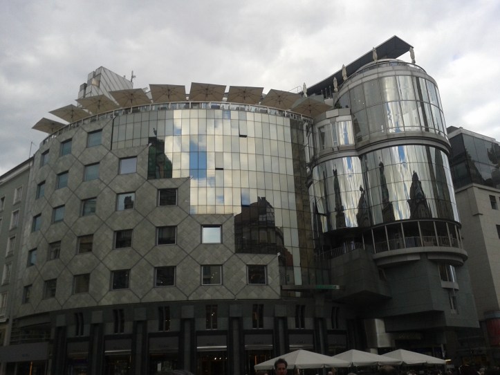 Shopping em frente à Catedral