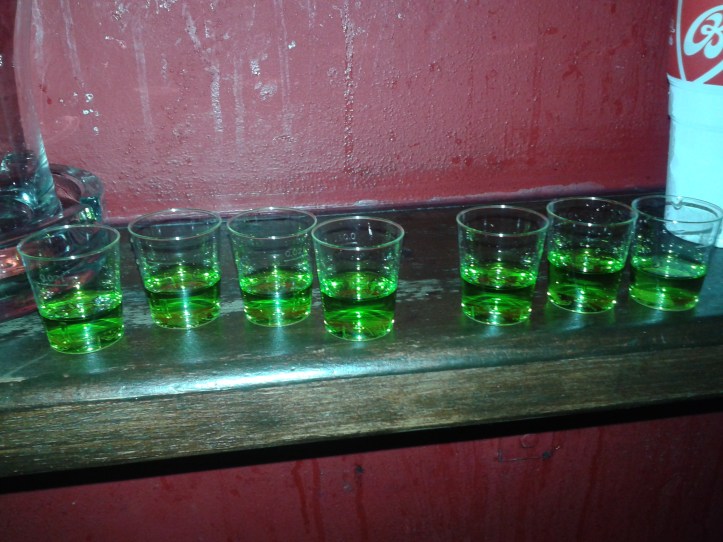 Bebida de boas vindas na primeira parada do Pub Crawl: Absinto!