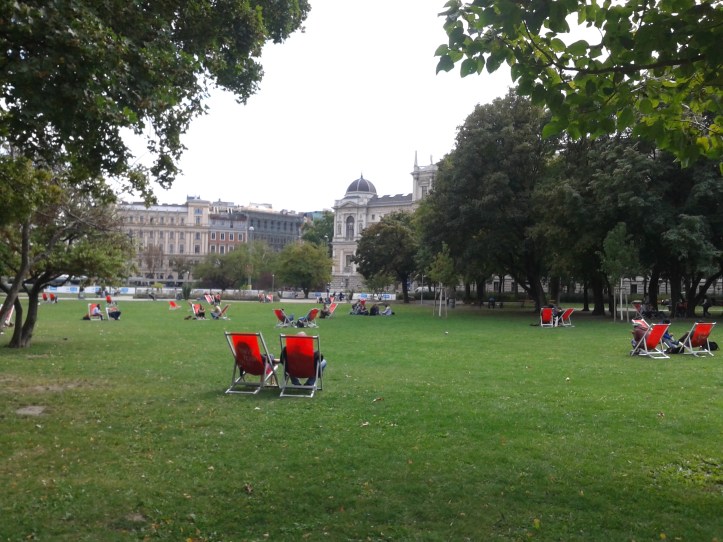 Galera relaxando no Parque Sigmund Freud