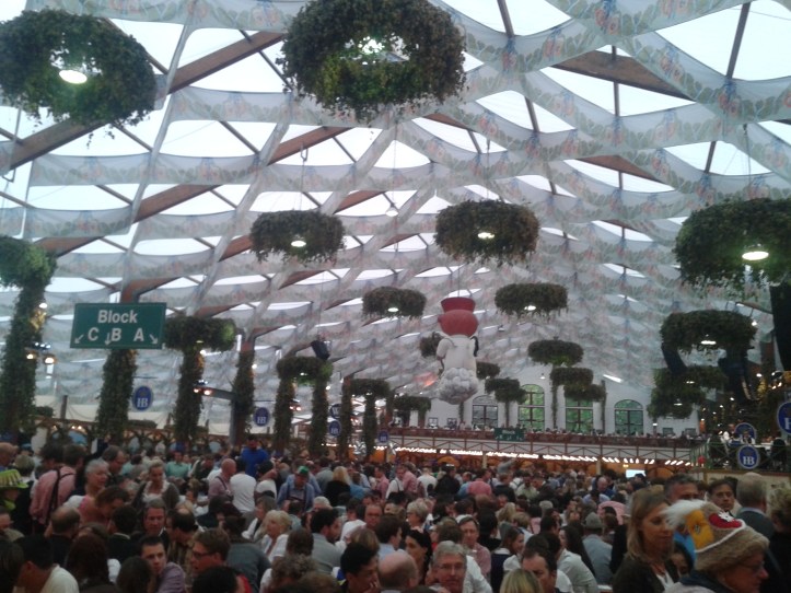 Tenda da Hofbrau por dentro